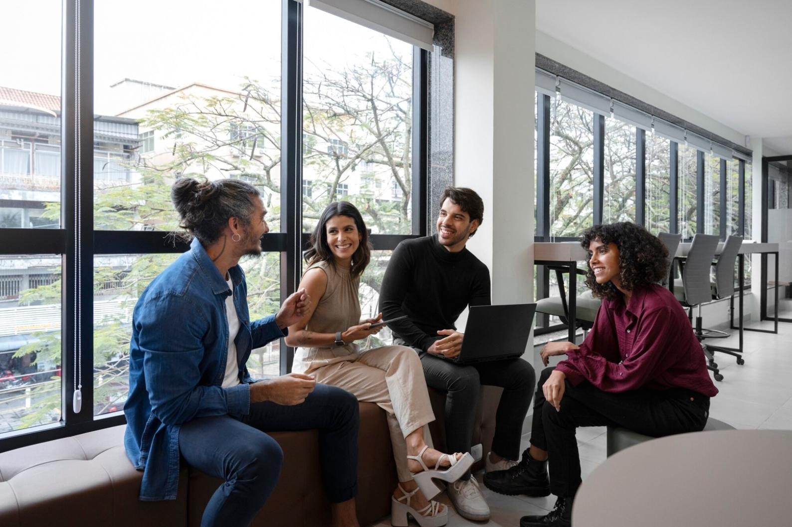 Étudiant international travaillant sur son projet entrepreneurial
